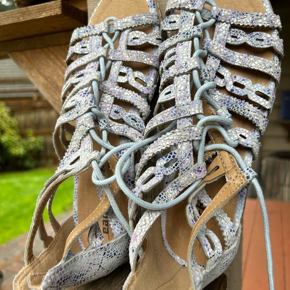 Earth gladiator style sandals leather elastic lace up with zipper back. Purple - Picture 1 of 8